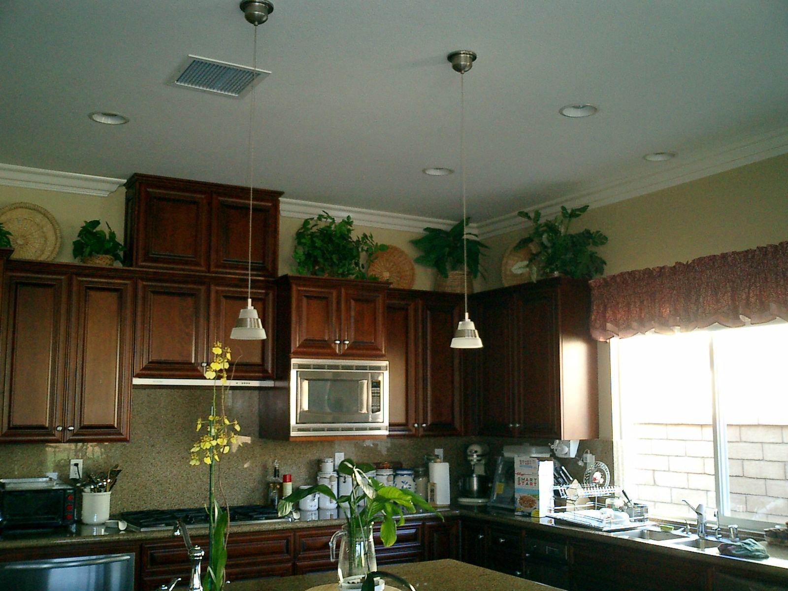 Kitchen with crown molding along the cabinets and ceiling